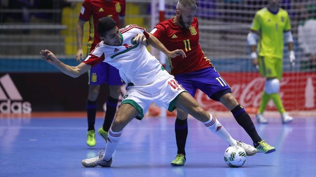 Miguelín disputa un balón con un jugador marroquí.