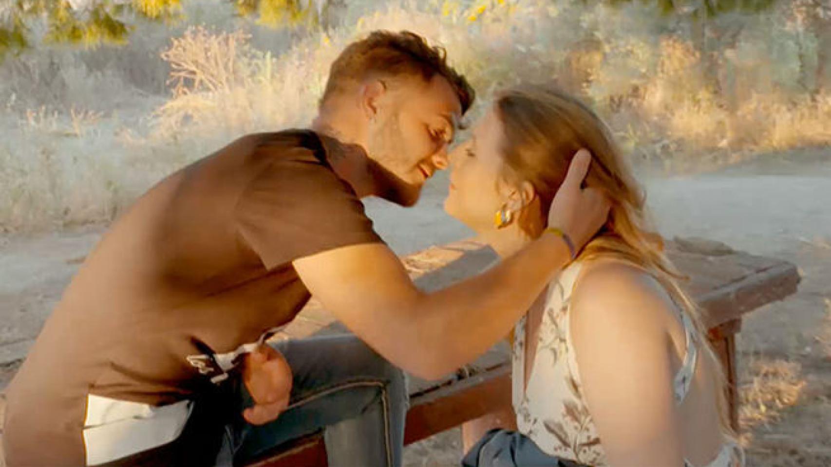 Primeros besos y roces en la convivencia de 'Granjero busca esposa'