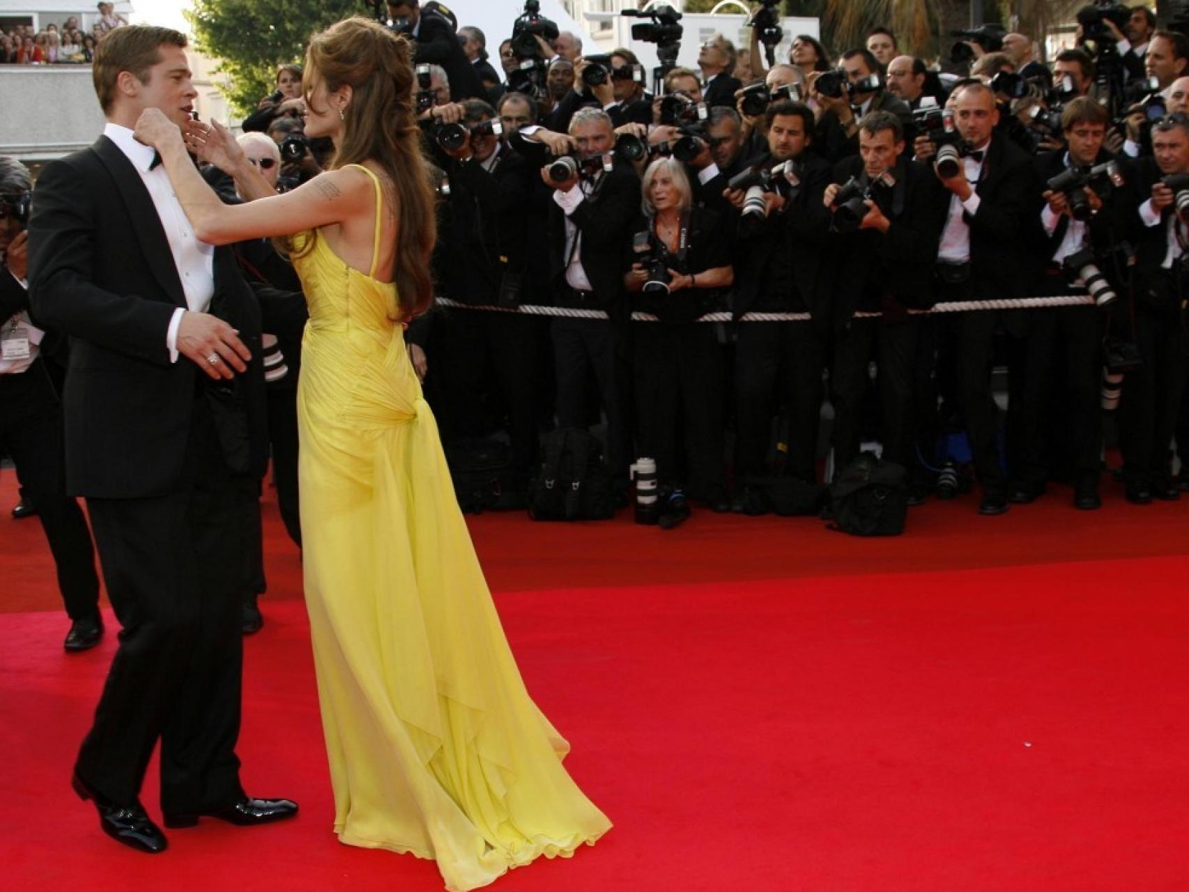Angelina Jolie ajusta la pajarita a Brad Piit en plena alfombra roja.