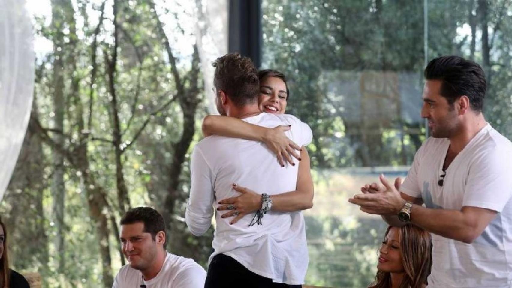 Imágenes del día: El esperado abrazo entre Chenoa y Bisbal