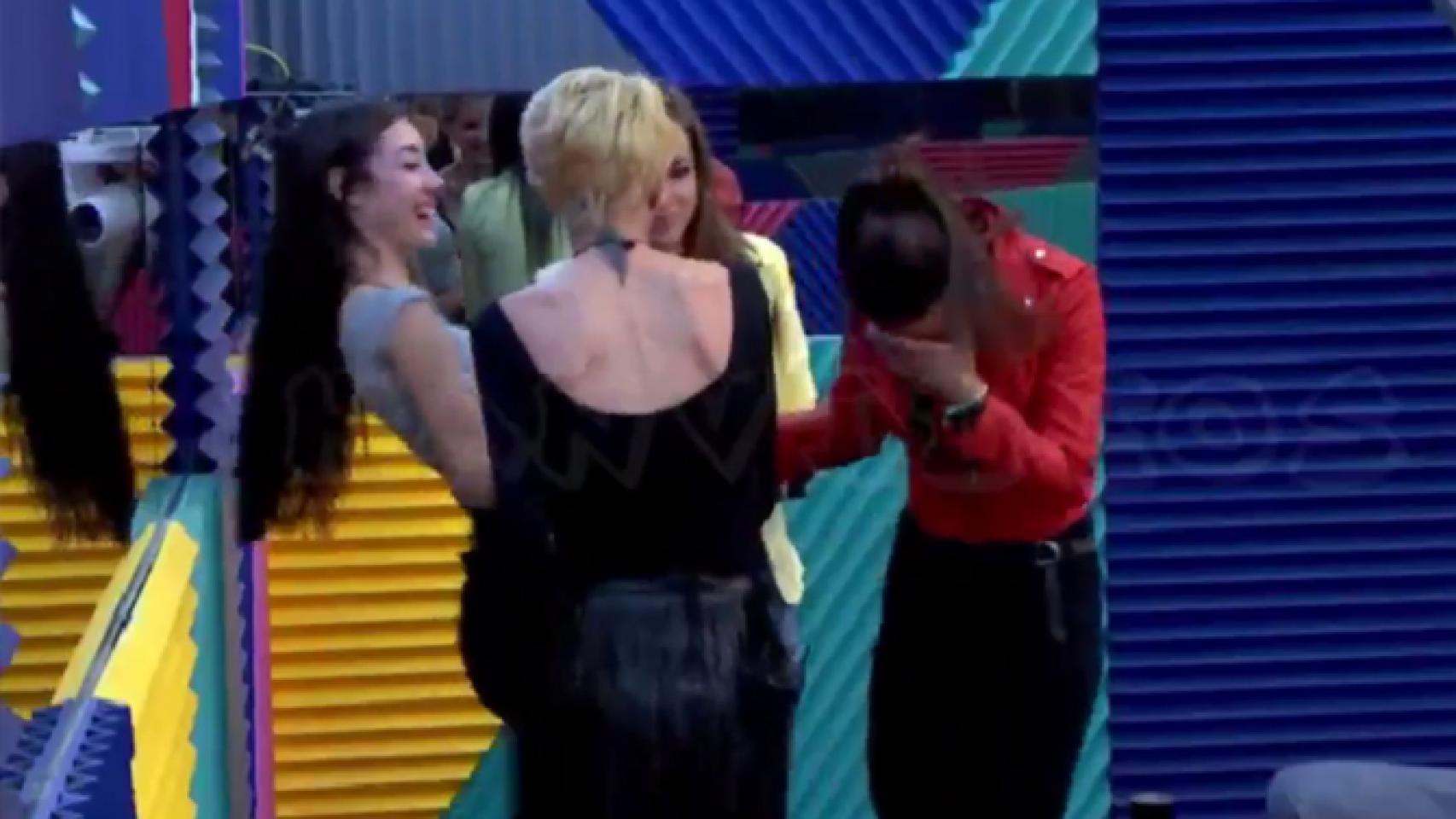 'GH 17': Adara y Candelas firman la paz y roban comida junto a Bárbara y Meritxell