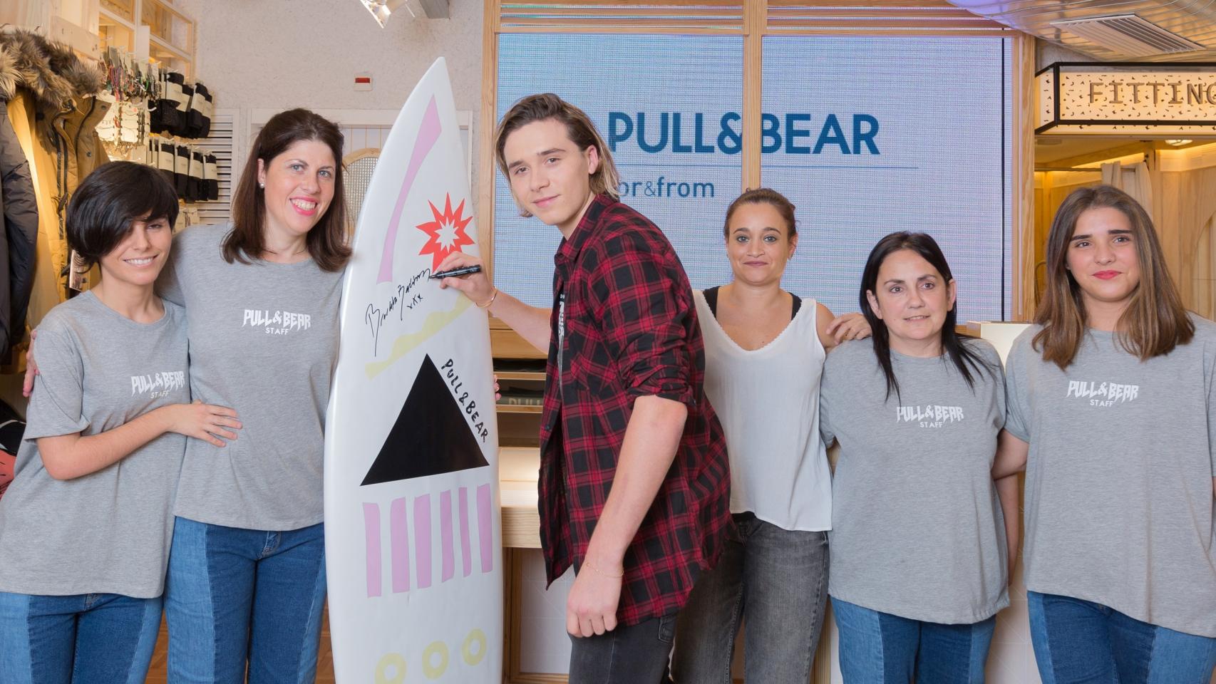 Brooklyn Beckham en la tienda For&From de Pull&Bear en Ferrol, Galicia.