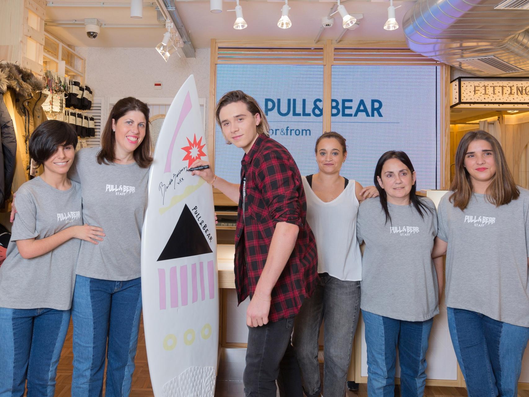 Brooklyn Beckham junto a las trabajadoras de For&From, proyecto de integración laboral para personas discapacitadas.