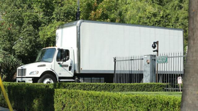Camión de la mudanza saliendo de la casa de Brad Pitt y Angelina Jolie