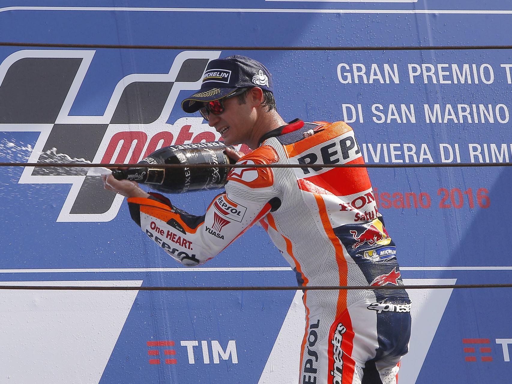 Pedrosa celebra en el podio su victoria en el GP de Italia.