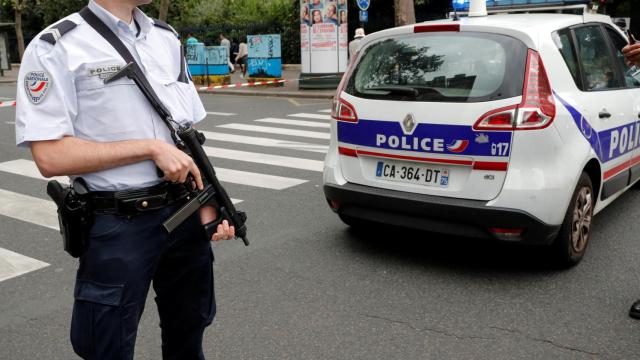 Un agente de policía en París.