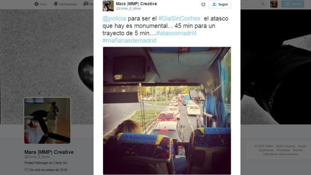 Uno de los tuits desde un autobús atrapado en el tráfico.