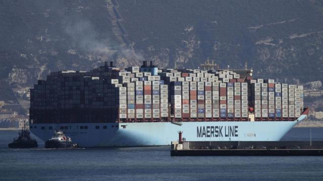 Un barco de Maersk a la salida del puerto de Algeciras.