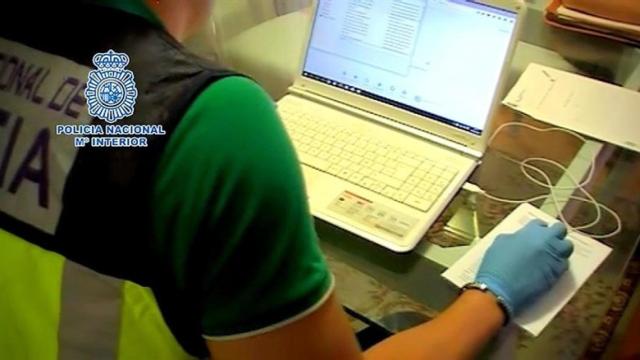 La policía ha incautado abundante material informático.