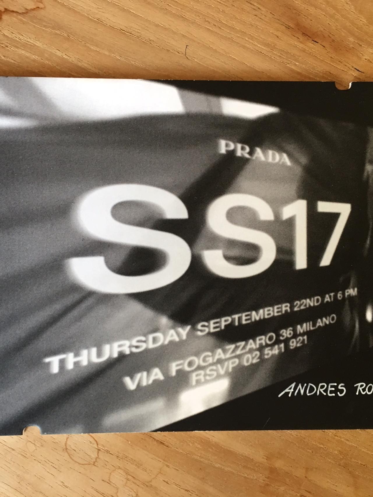 La invitación al desfile de Prada