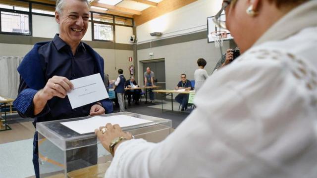 Urkullu ejerce su derecho a voto en Durango.