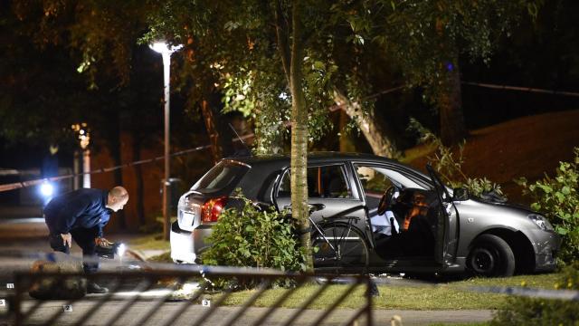 La policía inspecciona el vehículo tiroteado en Malmoe.