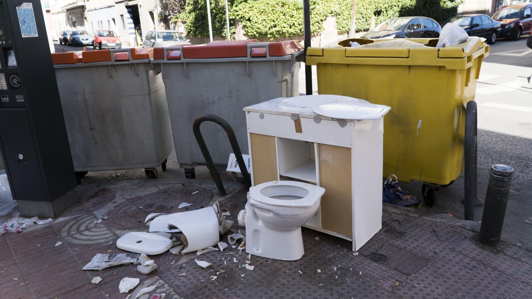 Un váter, junto a un contenedor en Tetuán.