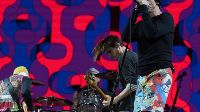 Red Hot Chili Peppers en plena actuación este verano.