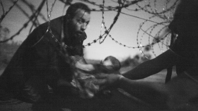 La fotografía ganadora del certamen de Warren Richardson titulada Hope for a New Life.