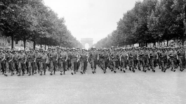 La Nueve desfila en París.