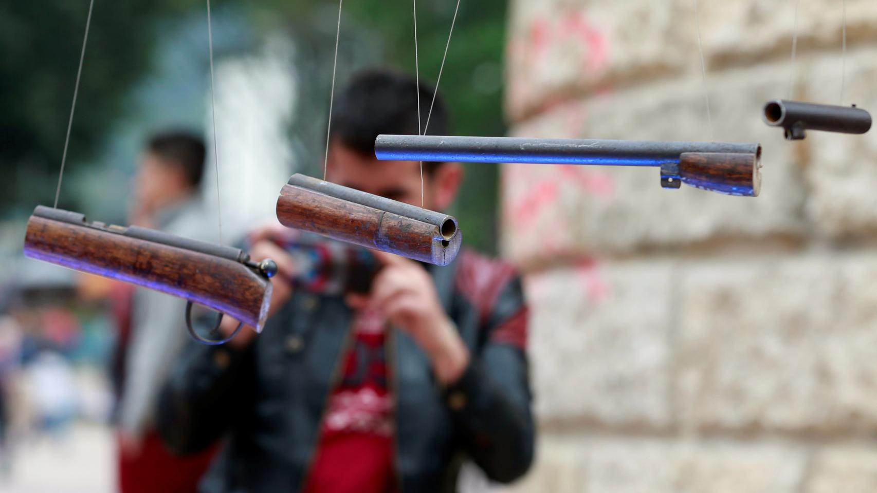 Un rifle deconstruido en favor de la paz.