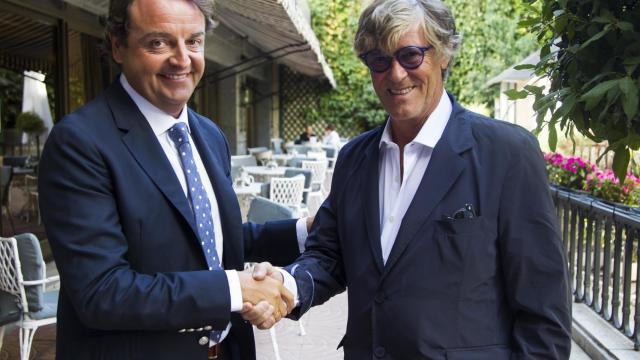 Simón Casas estrechando la mano a Rafael García Garrido en la presentación de Plaza 1