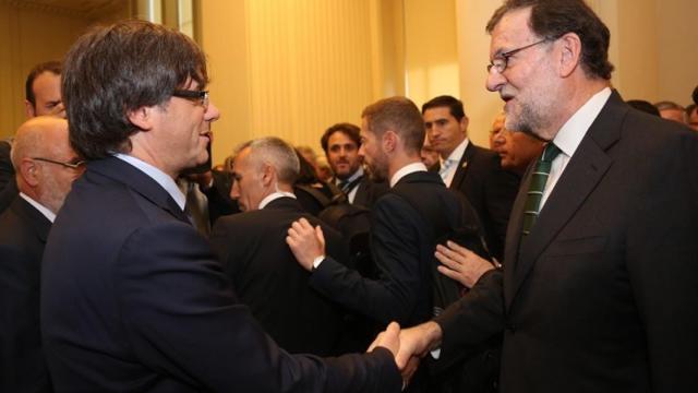 Saludo cordial entre Rajoy y Puigdemont en Oporto