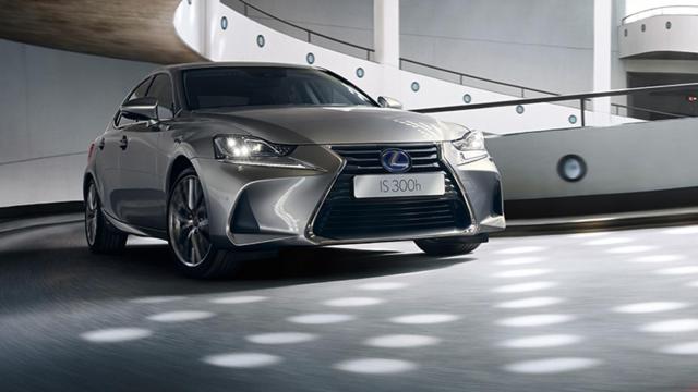 Al Lexus IS le pasan el bisturí para retocar su imagen
