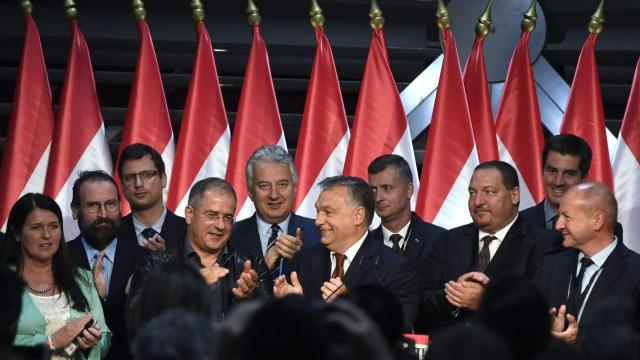 El primer ministro húngaro celebra los resultados de la votación.