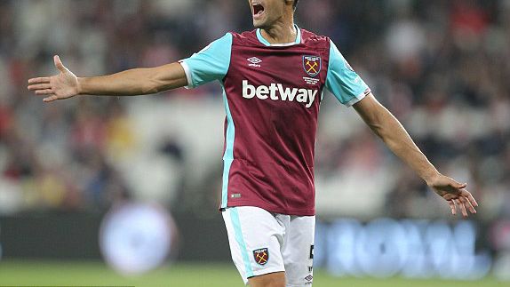 Arbeloa, durante un partido con el West Ham.
