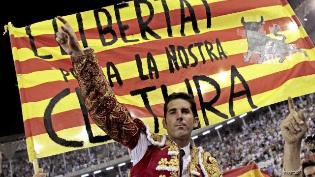 El torero Serafín Marín sale a hombros por la Puerta Grande de Barcelona en 2011.