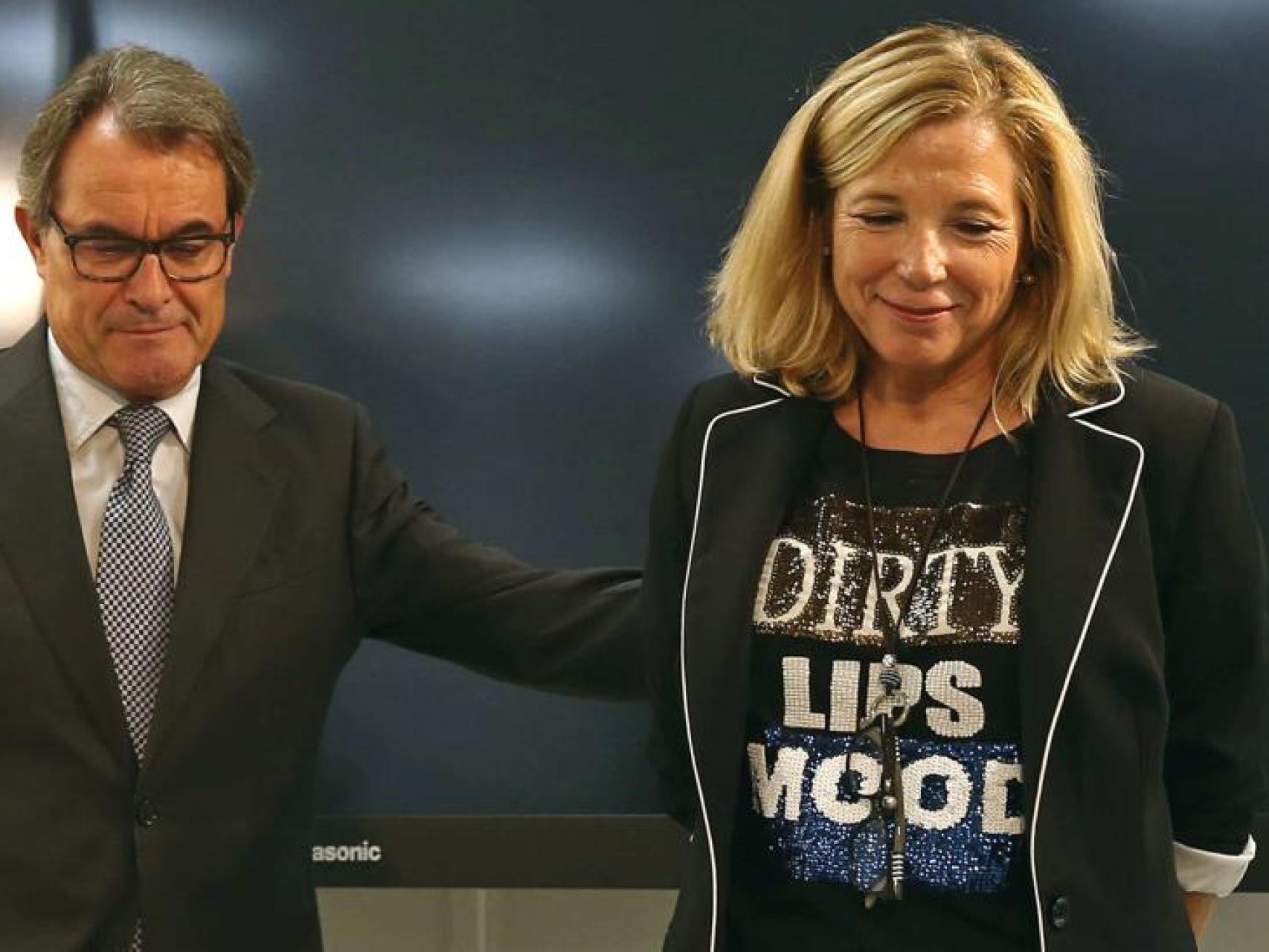Joana Ortega, ex vicepresidenta imputada, luce una camiseta que se agota en su tienda