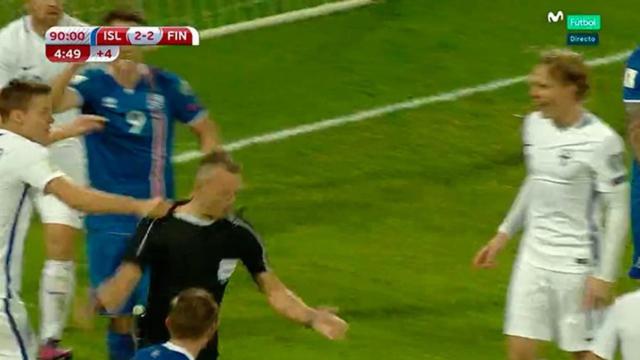 Moisander en el momento en el que agarra al árbitro