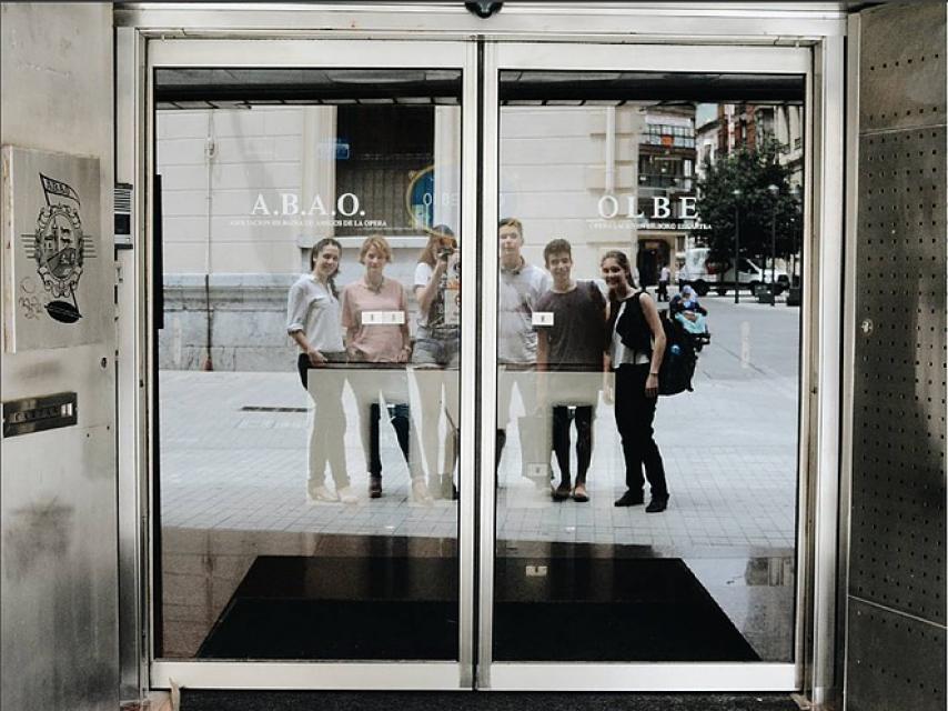 Miembros de la iniciativa Gazteam, de la Asociación Bilbaína de Amigos de la Ópera, ABAO.