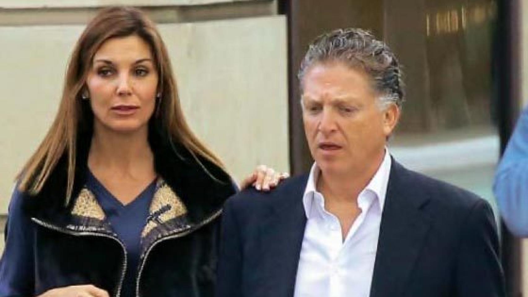 Mar Flores y Elías Sacal por las calles de París