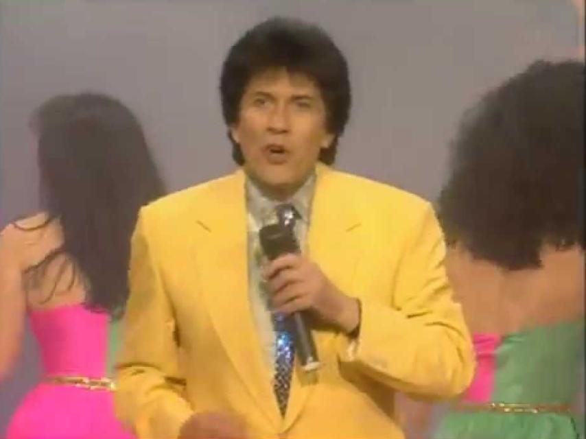 Georgie Dann interpretando Manolo tiene una cosa.