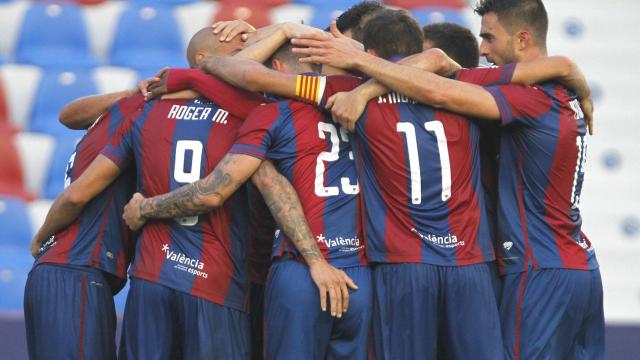 Los jugadores del Levante celebran un gol.