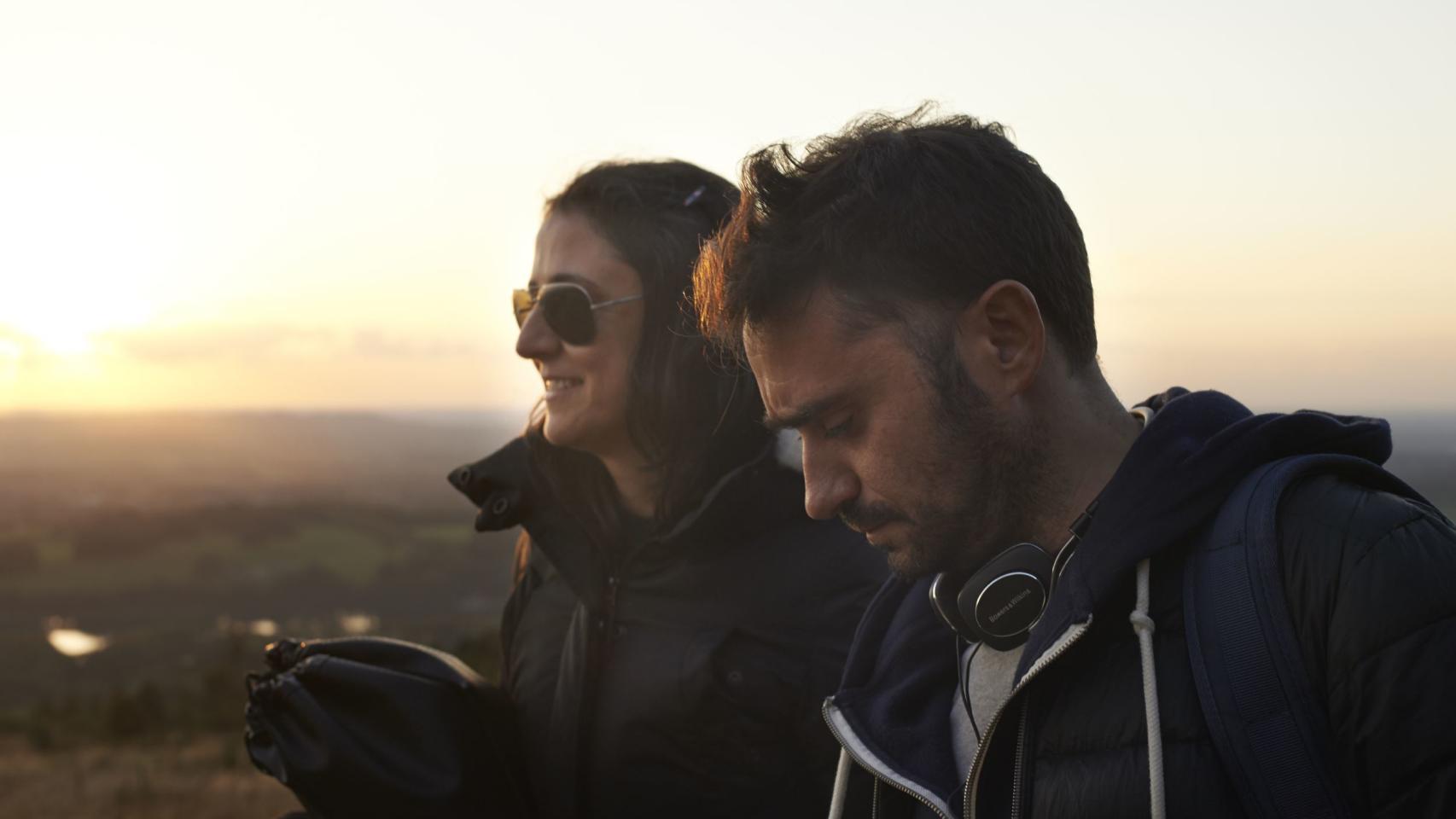 Belén Atienza y Juan Antonio Bayona en uno de sus rodajes.