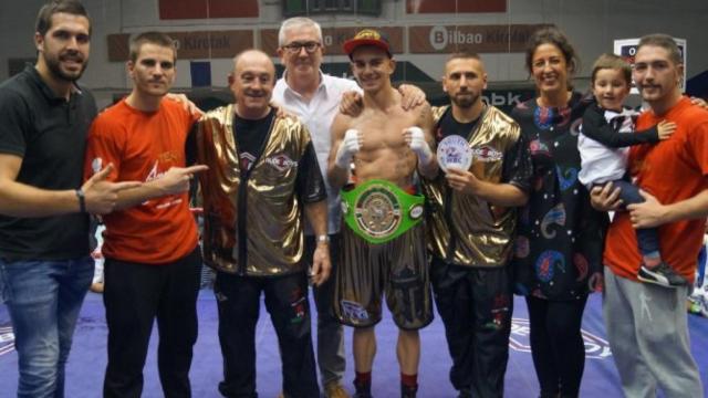 Jon Fernández celebra su título de campeón del mundo con los suyos.