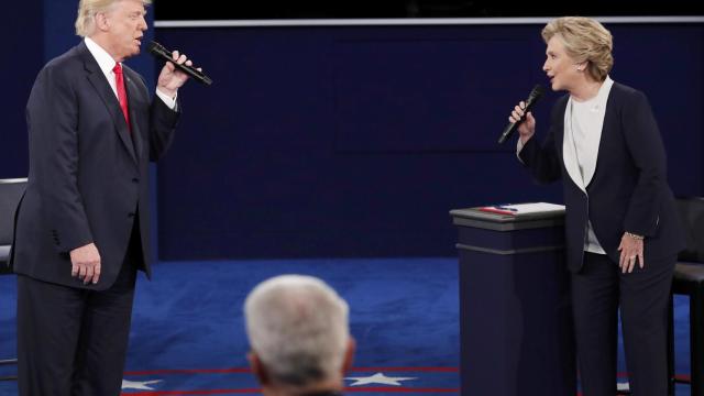 Reproches por su vida sexual y errores personales acaparan la discusión entre Trump y Clinton.