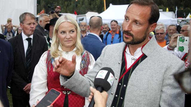 Haakon de Noruega comparece ante los medios de comunicación.
