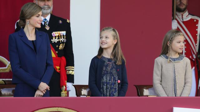 Letizia junto a sus hijas, en el desfile del año pasado.