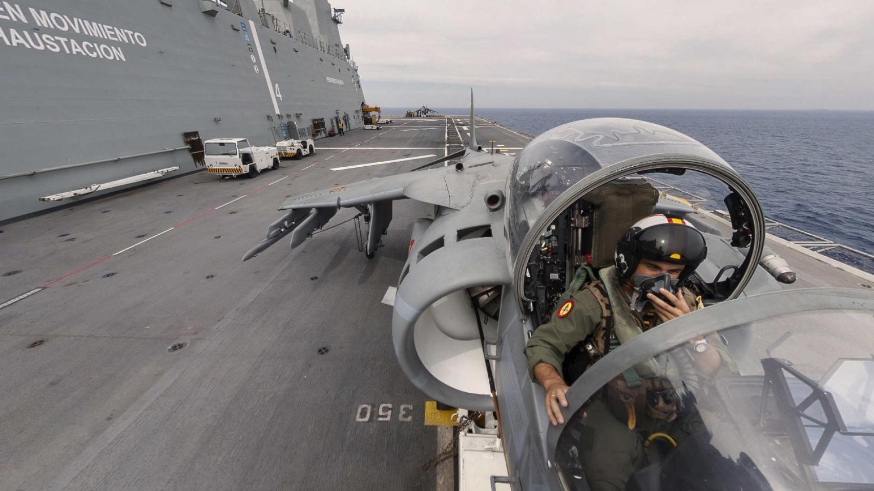 El Juan Carlos I es capaz de albergar 30 aeronaves a bordo.