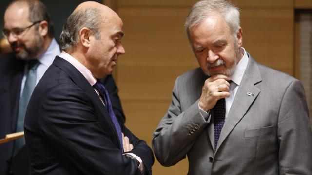 Guindos conversa con el director del Banco Europeo de Inversiones durante el Ecofin
