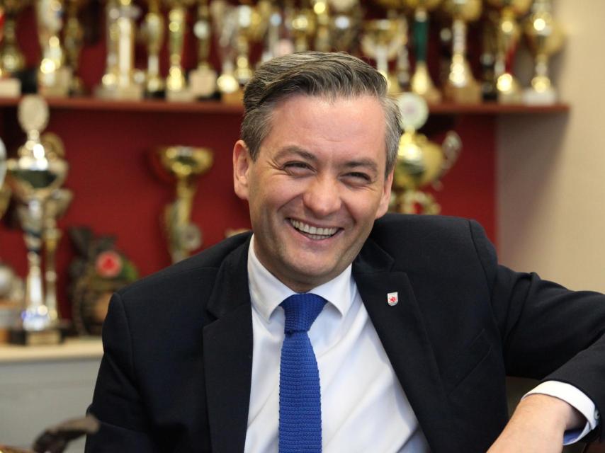 Biedron cree que los políticos polacos se han quedado anclados en el pasado.