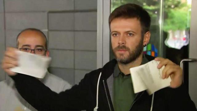 Momento en el que el tercer teniente de alcalde rompe la orden judicial