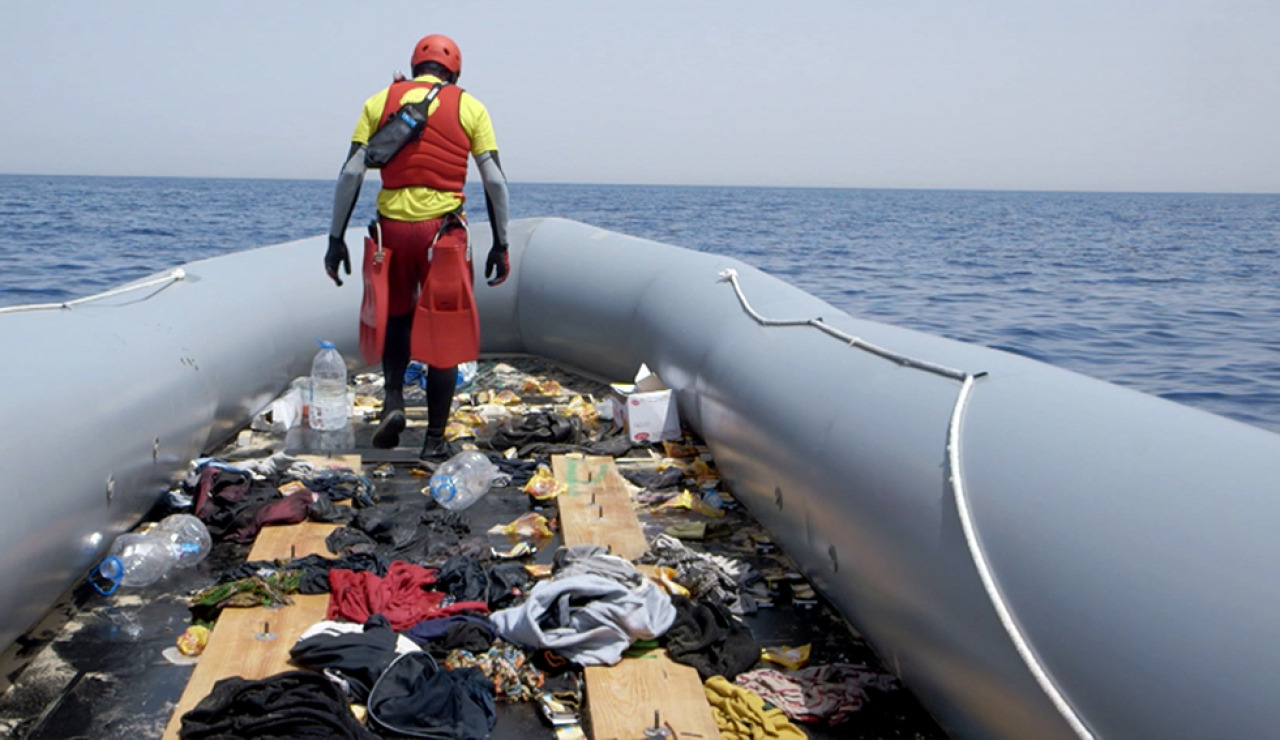 Una de las embarcaciones de goma donde llegan los refugiados.