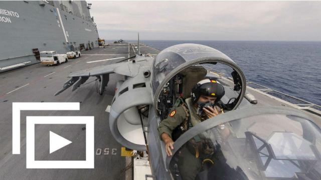 El Juan Carlos I es capaz de albergar 30 aeronaves a bordo