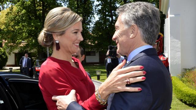 Máxima 'abraza' al presidente Mauricio Macri.