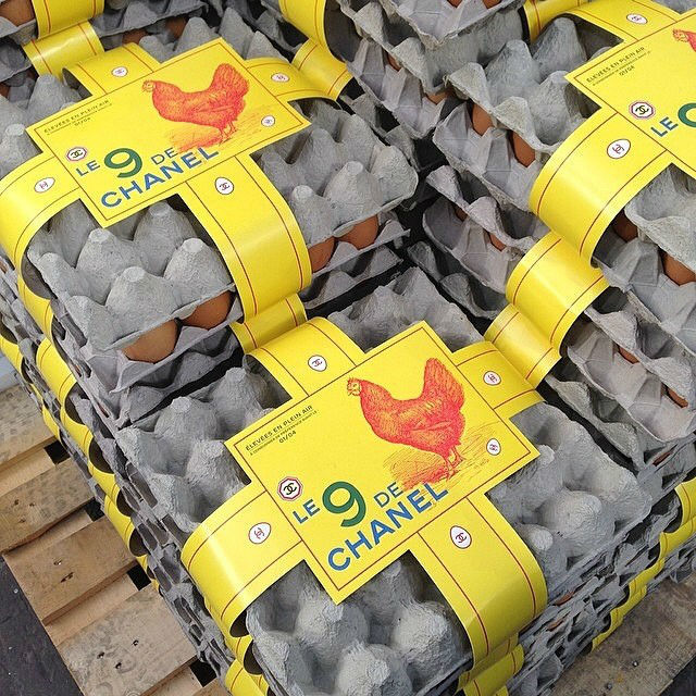 Hueveras creadas por Chanel para el atrezo de un desfile.