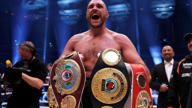 Tyson Fury, con sus títulos mundiales.