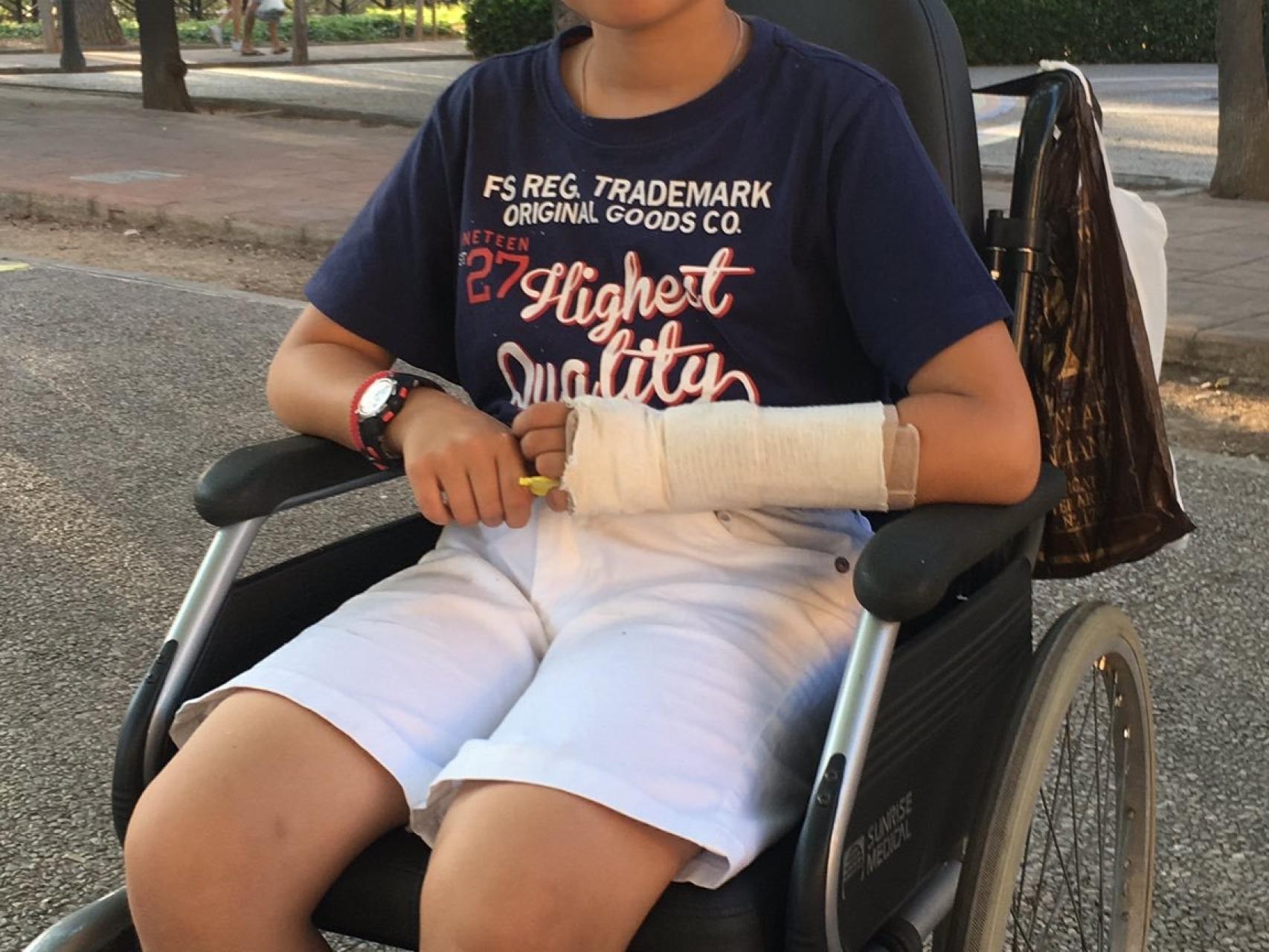 Adrián padece sarcoma de Ewing, un tumor maligno que afecta a los huesos.