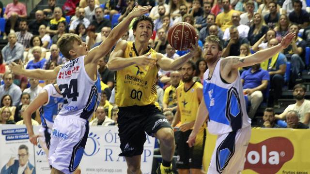 Rodrigo San miguel penetra a canasta durante el encuentro ante el Obradoiro.