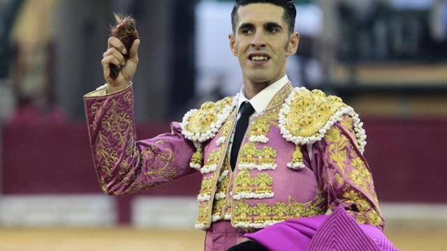 Talavante con la oreja cortada a su primer toro.